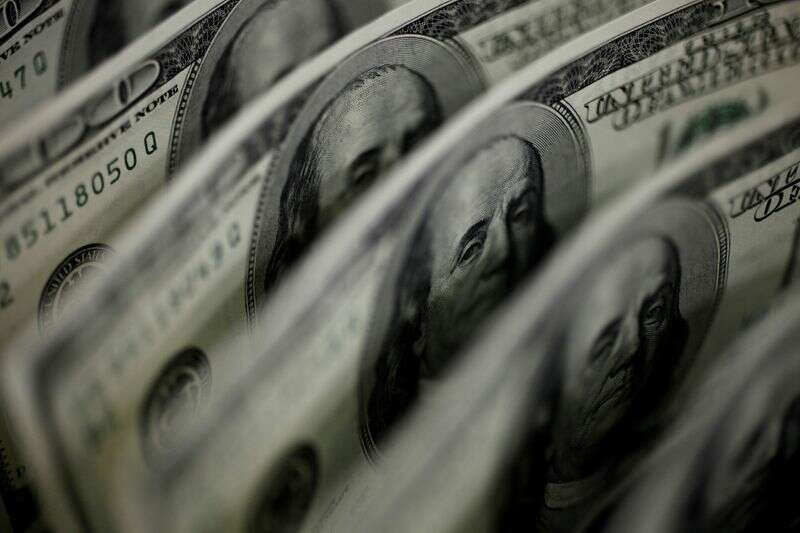 El dólar se cierne cerca de un mes mientras la política de divisas de Biden toma forma de reuters