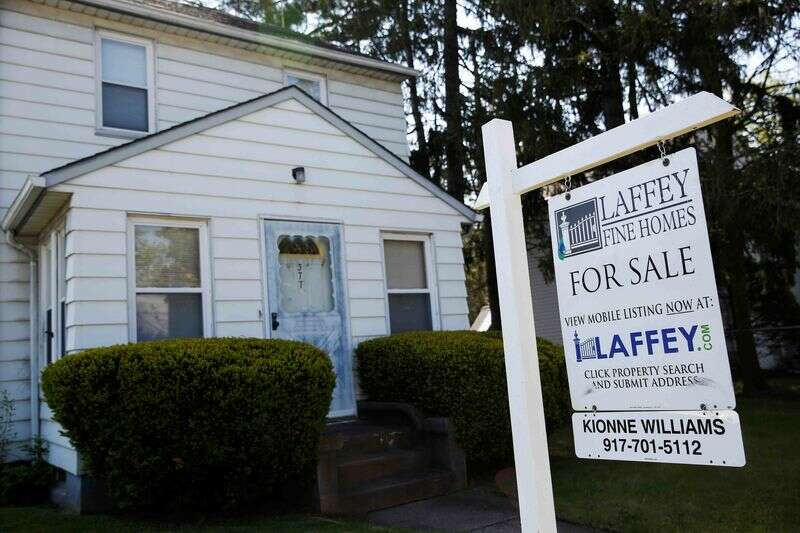 Aumento de las ventas de casas en EE. UU.; acciones caen a mínimos récord Reuters