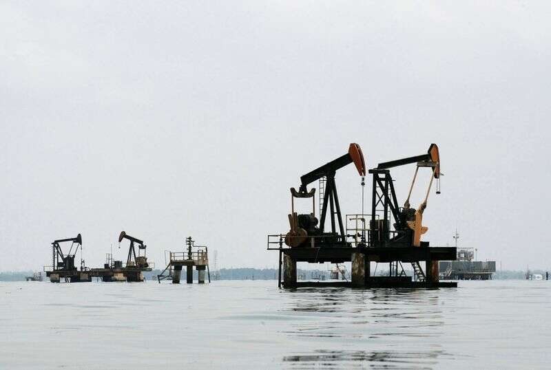 Ropa naftowa niższa wśród globalnego popytu obawy odzysku przez Investing.com