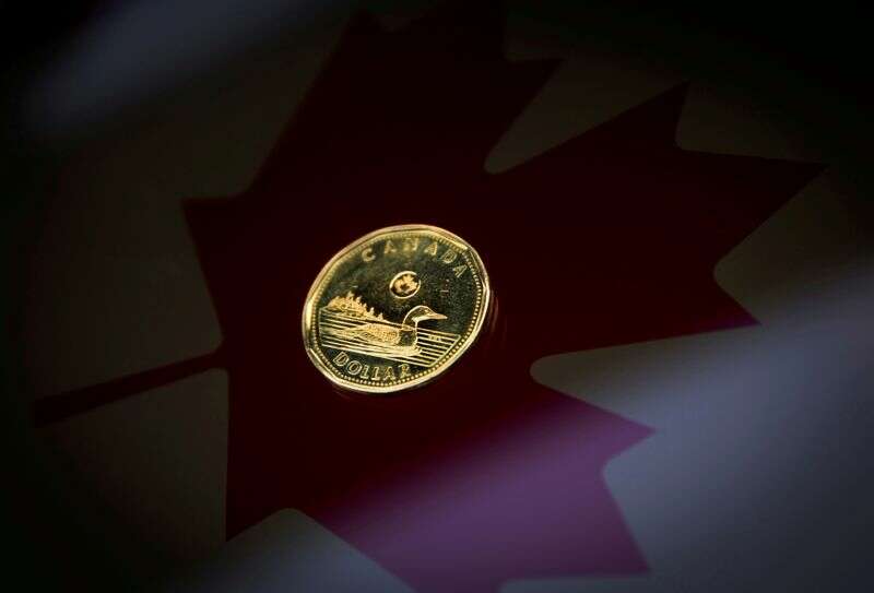 Dolar kanadyjski odzyskuje z 6-dniowego minimum jak greenback slajdy Reuters