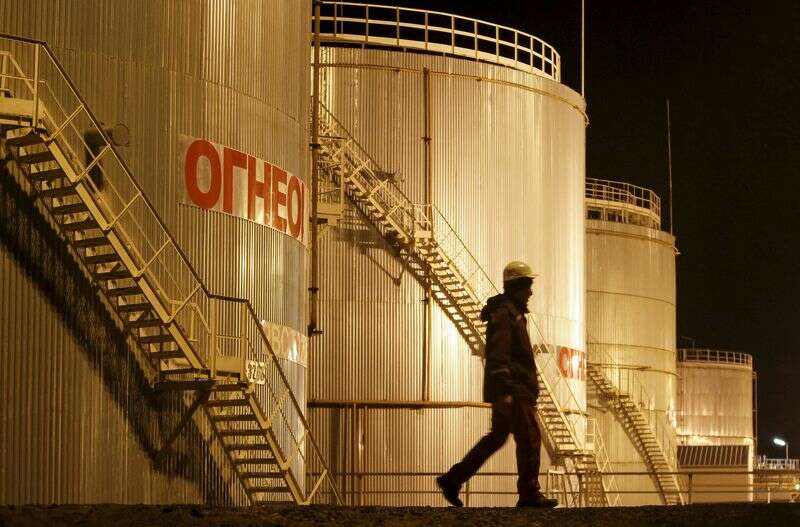 El petróleo cae un 1% o más en la semana a medida que la volatilidad atrae a la OPEP antes de Investing.com