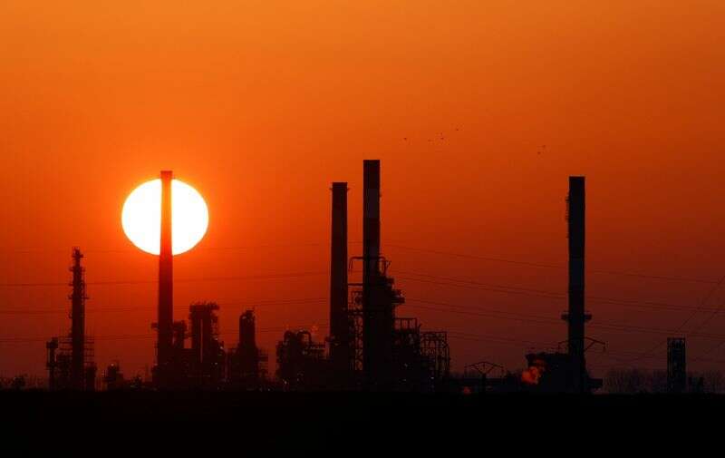 Los precios del petróleo suben en mejores perspectivas económicas, las acciones de EE.UU. atraen a Reuters