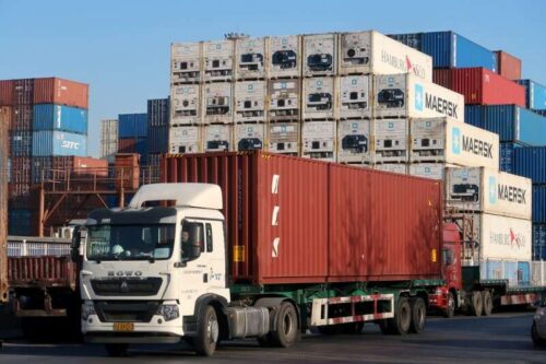 La desaceleración de las exportaciones de China en julio puede indicar más avances Por Reuters