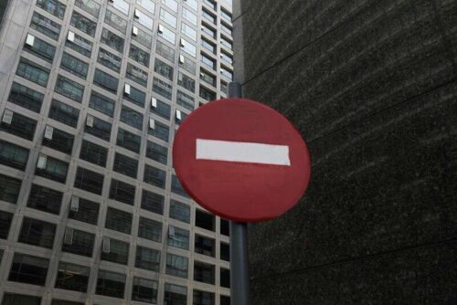 China stoppt über 40 Börsengänge, da es Kanzlei und Broker untersucht von Reuters