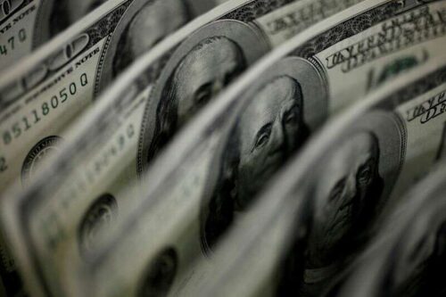 Długie zakłady w Dolarach U.S. Dollar Slip w najnowszym tygodniu -CFTC, Dane Reuters by Reuters