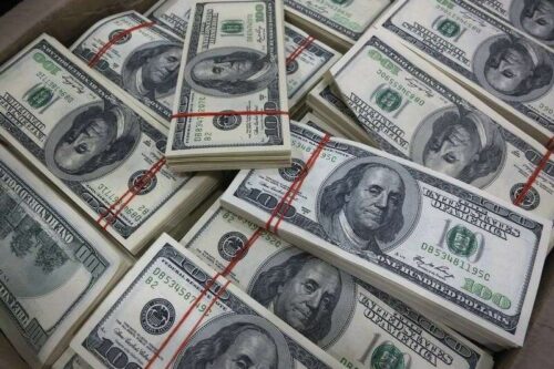 Dólar retrocede, permanece cerca de cuatro meses de alto por Investing.com