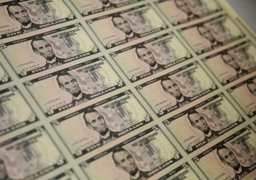 Dólar Steadies después de las ganancias inspiradas en las nóminas por Investing.com