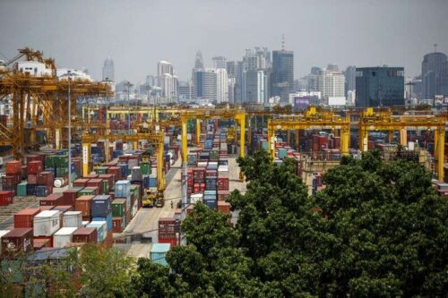 Las exportaciones de Tailandia en julio superaron las previsiones, pero el virus se avecina por Reuters
