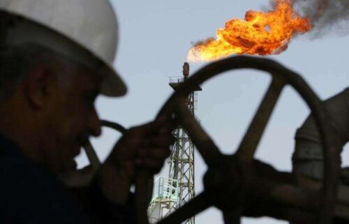 Steadies de petróleo crudo; Las preocupaciones de Covid pesan en la recuperación de la demanda por Investing.com