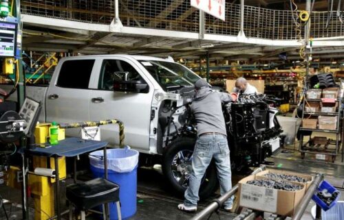 Detroit kije z ciężarówkami, SUVS pomimo wyniosłym 2030 bramek dla EVS przez Reuters