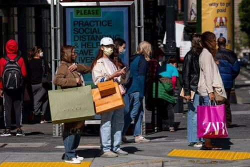 La caída en las ventas minoristas de EE.UU. indica el cambio a los gastos de servicios por Bloomberg