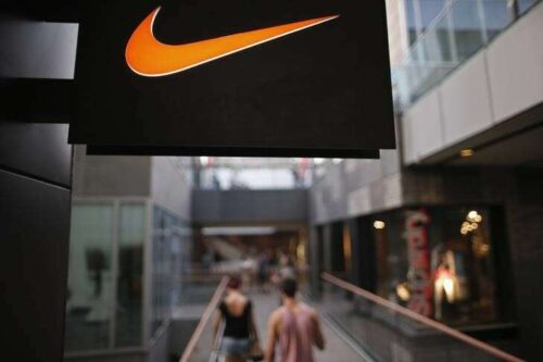 Los ingresos de Nike se pierden en Q1 a medida que los problemas de la cadena de suministro pesan en las ventas por Investing.com