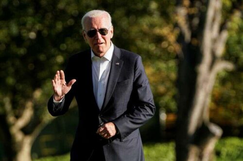 Biden consigue el tiro del elevador de voltaje COVID-19 ya que las dosis adicionales estiran Por Reuters