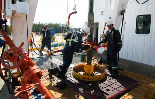 Petróleo crudo más bajo; Evaluación de los daños de Ida antes de la reunión de la OPEP por Investing.com