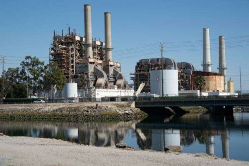 California busca evitar apagones quemando más combustibles fósiles por Bloomberg