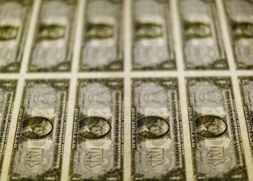 Dolar wspina się na miesiąc-wysoko na przepływy bezpieczeństwa przed Fed Spotkaniem przez Investing.com