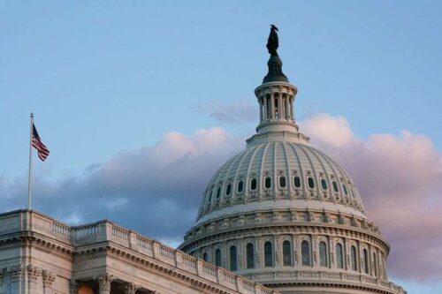 Factbox-¿ Qué hay en el proyecto de ley de infraestructura bipartidista de US $1 billón? Por Reuters