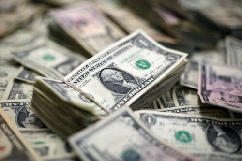 Dolar zachowuje siłę na rosnącym plony; Unfarm Payrolls Eyed by Investing.com