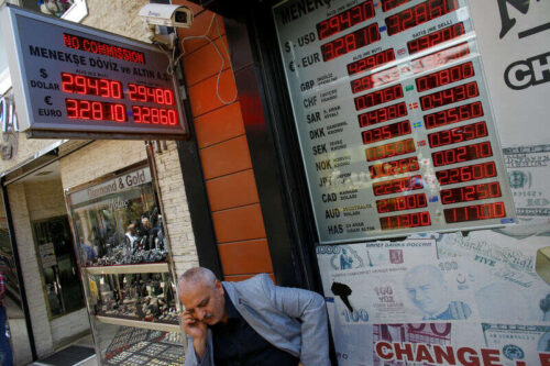 Los poobijanej Lira Turcji wisi z lokalnymi inwestorami Bloomberg