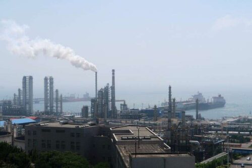 Los refinadores mundiales de petróleo incrementan la producción a medida que los márgenes se recuperan a niveles anteriores a COVID por Reuters