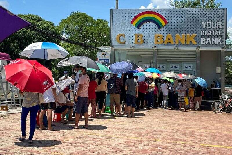 Moneda de Myanmar cae 60% en semanas como tanques de economía desde golpe de febrero por Reuters