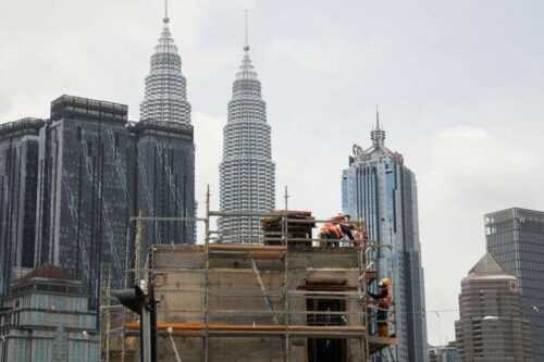 La economía de Malasia se desploma en el tercer trimestre, Outlook Sunnier a medida que el impacto de la pandemia se desvanece por Reuters