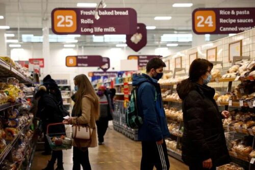 Britische Käufer schrecken vor Inflationssorgen zurück, um ihre Ausgaben von Reuters abzuholen