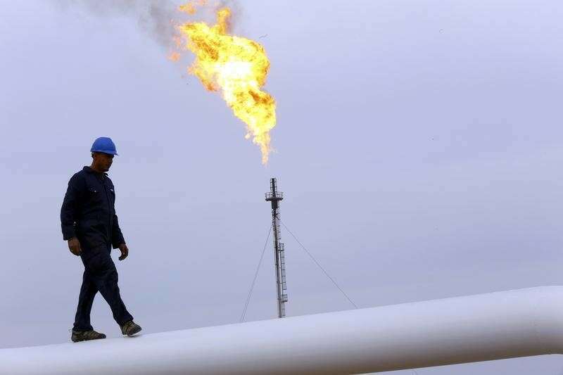 El petróleo cae un 3% mientras el crudo estadounidense se niega a desaparecer por Investing.com