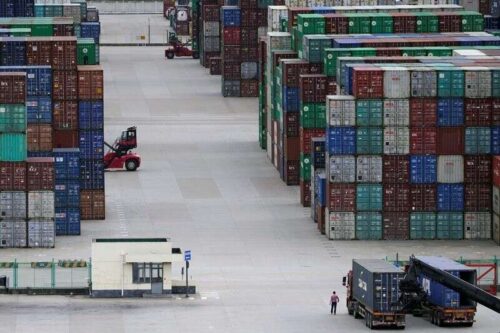 Exportaciones de China en oct superan previsiones, ofrecen amortiguamiento a economía en desaceleración por Reuters