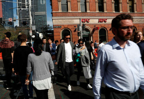 El desempleo australiano salta a 5.2% en la resaca de bloqueo por Bloomberg
