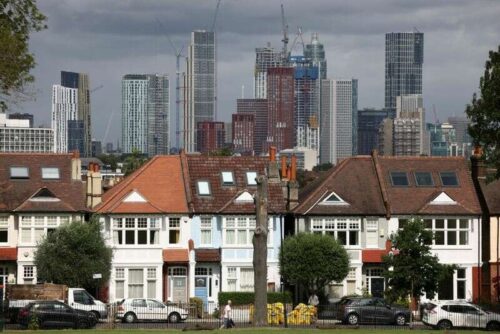 Ceny domów w Wielkiej Brytanii pokazują nieoczekiwaną siłę w październiku -NationWide przez Reuters
