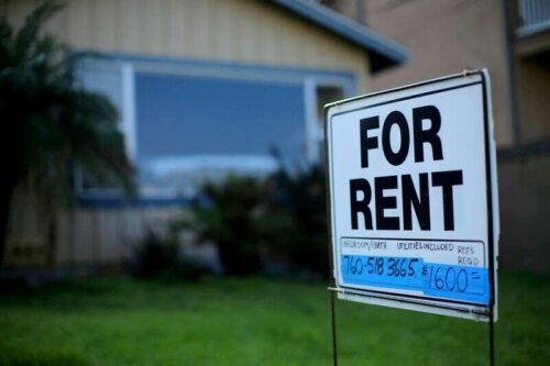 Las ventas de viviendas de EE.UU. ascienden a nueve meses de altura; Persiste la escasez de viviendas por Reuters