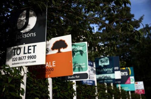 Zadawanie cen dla domów w Wielkiej Brytanii Wślizgują listopad: Rightmove by Reuters
