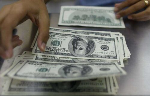 Bordes de dólar más altos; Los datos del PCE apuntan a la subida anticipada de la Reserva Federal por Investing.com