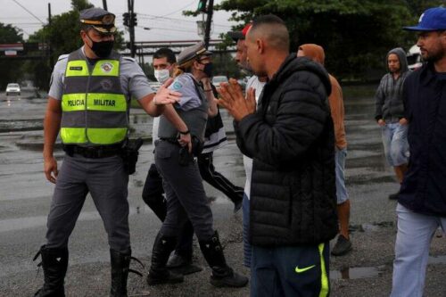 Camioneros brasileños protestan por los altos precios del combustible, sin grandes interrupciones reportadas por Reuters