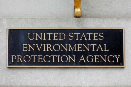 US-Gericht nichtigt Emissionsregeln für schwere LKW-Anhänger von Reuters
