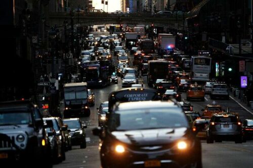 Die Verkehrsstauung der Straßenrenditen, aber Work-of-Home verlässt Downtowns von Reuters leer