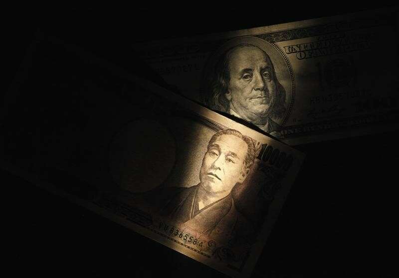Dolar osłabia się przed jenem na nowe obawy wirusa; Rand uderzył ciężko przez Investing.com