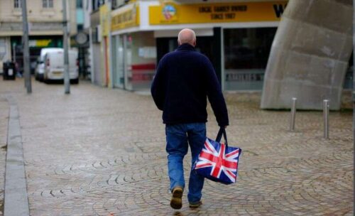 Los minoristas británicos reportan el impulso de las ventas de pre-Navidad en noviembre por Reuters