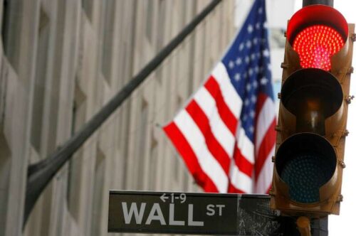 Wall Street se abren al abrir como el miedo a Omicron, el peso del telón de tele pesa; Dow Down 600 puntos por Investing.com