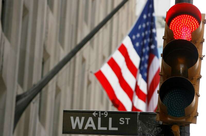 Wall Street se abren al abrir como el miedo a Omicron, el peso del telón de tele pesa; Dow Down 600 puntos por Investing.com