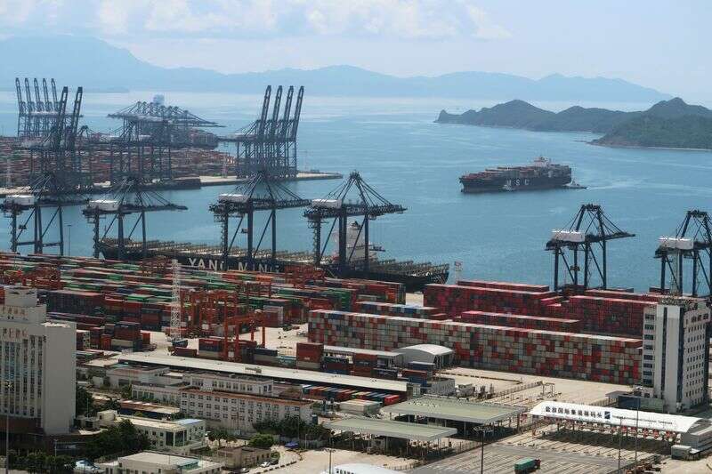 El crecimiento de la exportación de China probablemente facilitó más en diciembre: Reuters encuesta de Reuters