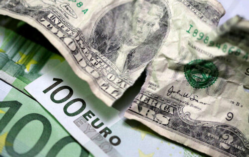 Dólar, euro en la tensión de Ucrania, las preocupaciones de la política de la Fed continúan por Investing.com