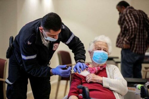 Izraelskie studium pokazuje 4 strzał szczepionki COVID-19, mniej skuteczny na Omicron przez Reuters