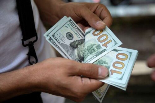 Dollar Up, Investors Digest Hawkish Fed minut przez Investing.com