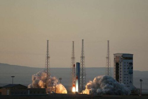 Der Iran sagt, dass seine Rakete drei \’Forschungsbelastungen\’ von Reuters in den Weltraum schickt