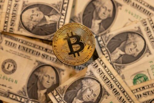 Bitcoin, Ether in der Nähe von Multi-Monats-Tiefs, die nach Hawkish Fed-Minuten von Reuters gefüttert wurden